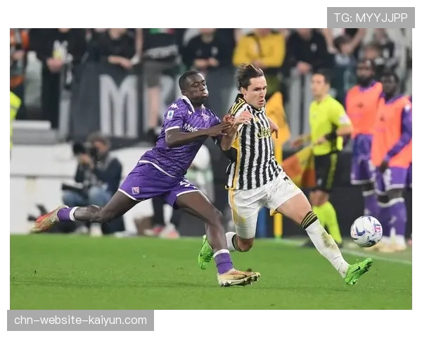 终场哨响，尤文图斯老将基耶萨独自向看台致意